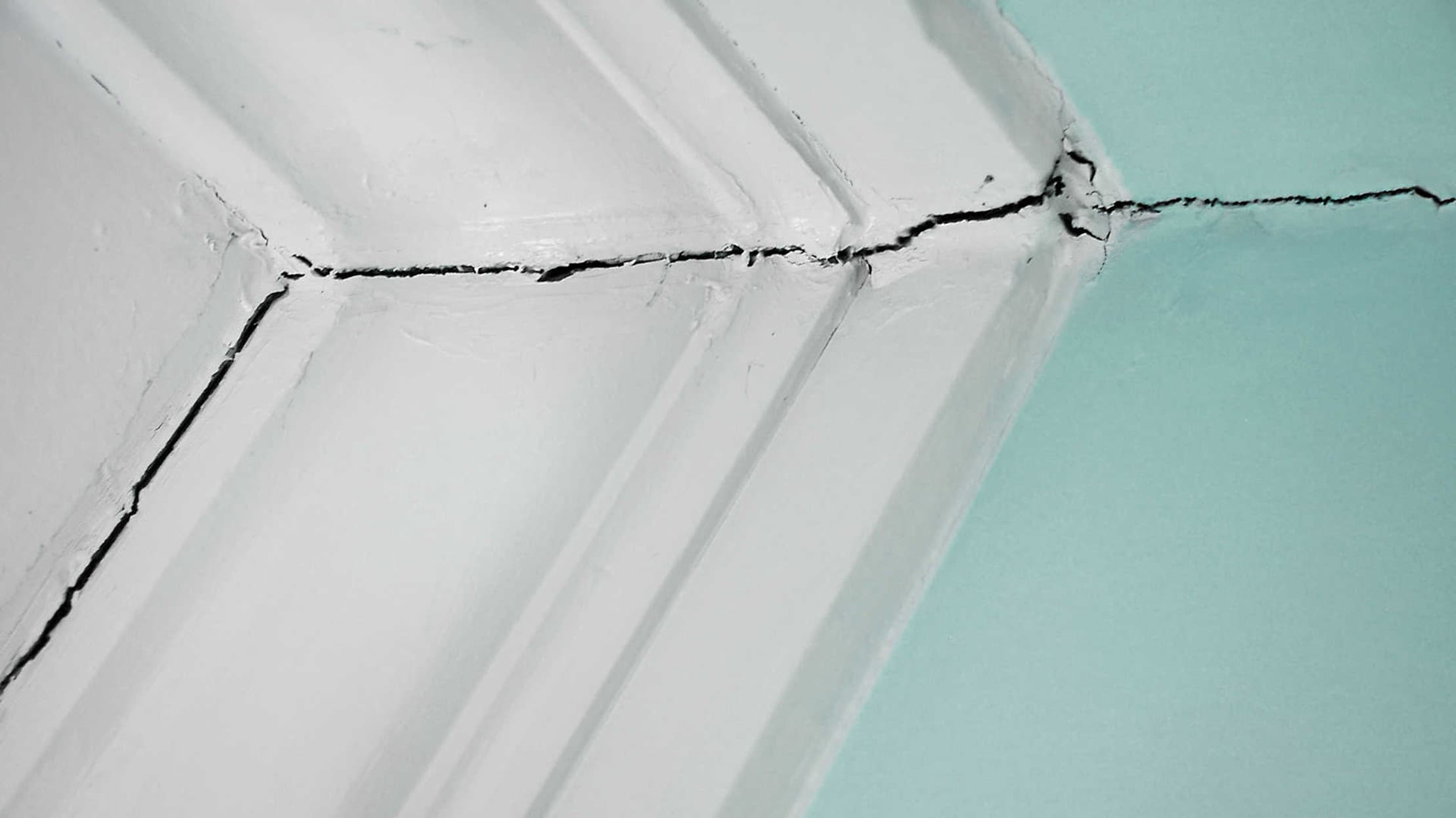 Cracks in the wall and ceiling – how long does it take for a house to settle?